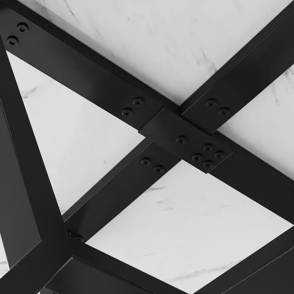 Lähivaade ümmarguse söögilaua tugevale mustale metallraamile, millel on valge marmorlaud. Konstruktsioon on minimalistlik ja stiilne, pakkudes vastupidavat toetust.