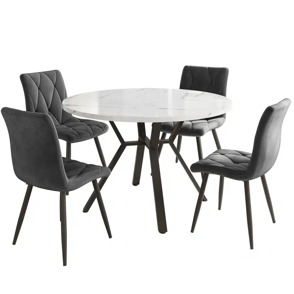 Ümmargune söögilaud koos valge marmorlauaga, mida ümbritsevad neli halli, polsterdatud tooli mustal metallraamil. Taust on valge, rõhutades mööbli elegantset ja kaasaegset disaini.