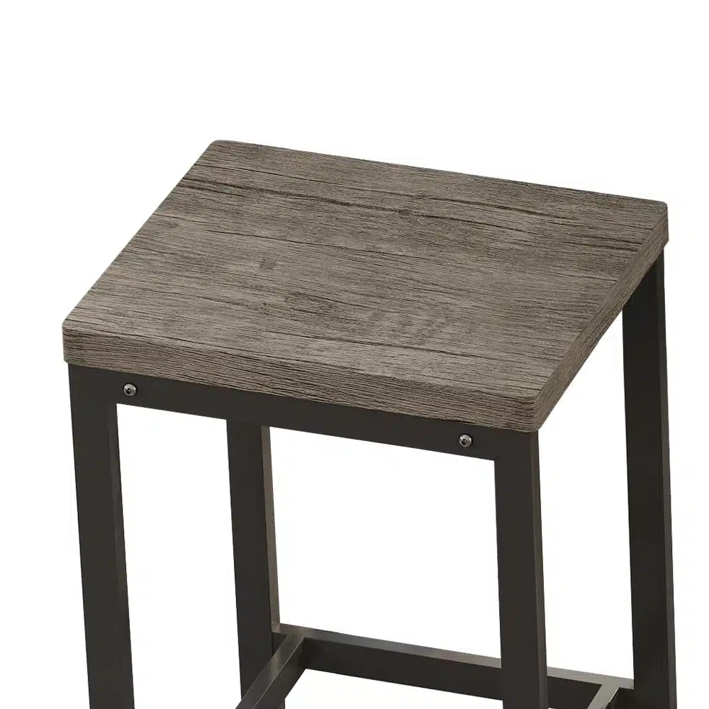 Piklik söögilaud kolme tumeda puiduviimistlusega taburetiga, mille raam on mustast metallist, minimalistlik ja modernne disain valgel taustal.