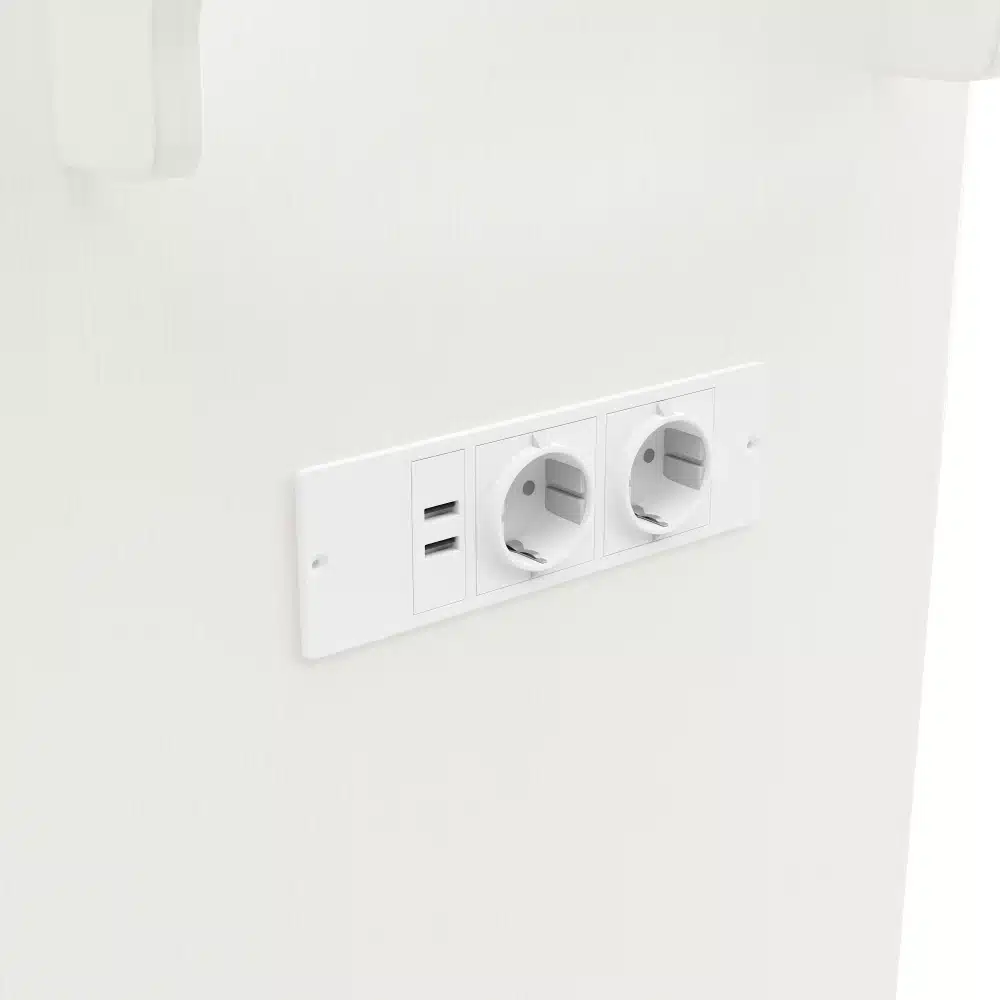 Valge ratastel köögikapp veinihoidjaga, mille küljel on kaks euro pistikupesa ja kaks USB-porti, lisaks eemaldatav serveerimisalus. Elegantne ja multifunktsionaalne disain sobib igasse kodu interjööri.