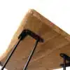 Körge laud täispuidust, mustade metalljalgadega 108 cm | E-pood Tootemaailm Körge laud täispuidust, mustade metalljalgadega 108 cm. Näha on laud detailvaates, kus tugevad mustad metalljalad toetavad naturaalsest täispuidust lauaplaati, mis lisab ruumi soojust ja stiili.