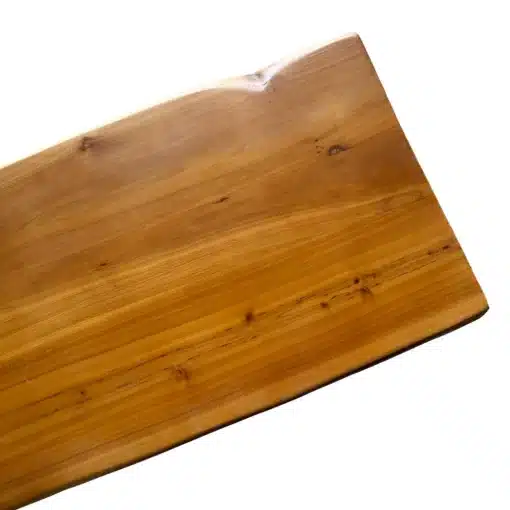 Körge laud täispuidust, mustade metalljalgadega 108 cm | E-pood Tootemaailm Täispuidust kõrge laua pind, sooja naturaalse puidu tooniga, metallist mustade jalgadega. Laud on 108 cm pikk ja pilt keskendub sileda puidu tekstuurile ja elegantsusele.