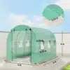 Roheline polüetüleenist kasvuhoone tunnel, mõõtmetega 3x2x2 m, koos kahe ukse ja mitme aknaga ventileerimiseks, alusel kividega kaalutatud, paiknedes aiaplatvormil selge sinise taeva taustal.