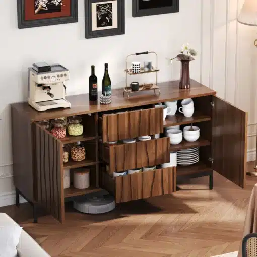 Köögikapp tume pähkel, 3 sahtlit, 150 cm, modernne | E-pood Tootemaailm Kaunis tume pähkli köögikapp kolme sahtli ja riiulitega, mille peal on espressomasin ning dekoratiivsed esemed. Kapp on asetatud heledal puidust põrandal valge seinaga ruumis, luues modernse ja elegantse köögikeskkonna.