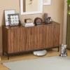 Köögikapp tume pähkel, 3 sahtlit, 150 cm, modernne | E-pood Tootemaailm Köögikapp tume pähkel viimistlusega, kolm sahtlit ja kaks ust, 150 cm lai, modernse disainiga, asub hubase elutoa interjööris. Taustal on heledad seinad, hall vaip, ruloo ja mitu dekoratiiveset kapp peal.