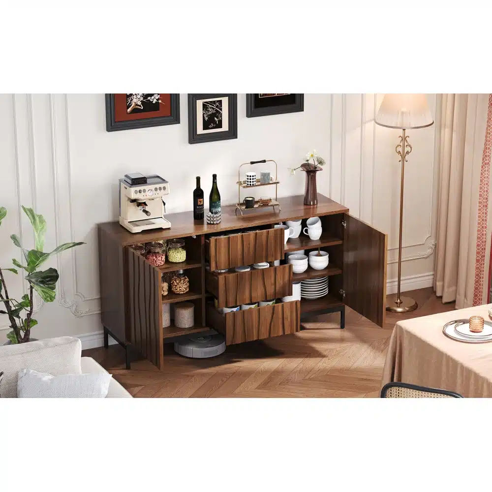 Köögikapp tume pähkel, 3 sahtlit, 150 cm, modernne, on elegantse disainiga, valmistatud kvaliteetsest pähklipuidust. See kummut sobib moodsa interjööriga kööki, pakkudes rohkelt hoiuruumi nõudele ja tarvikutele. Kapil on kolm mahukat sahtlit ja kaks avanevat ust, mille taga avarad riiulid.