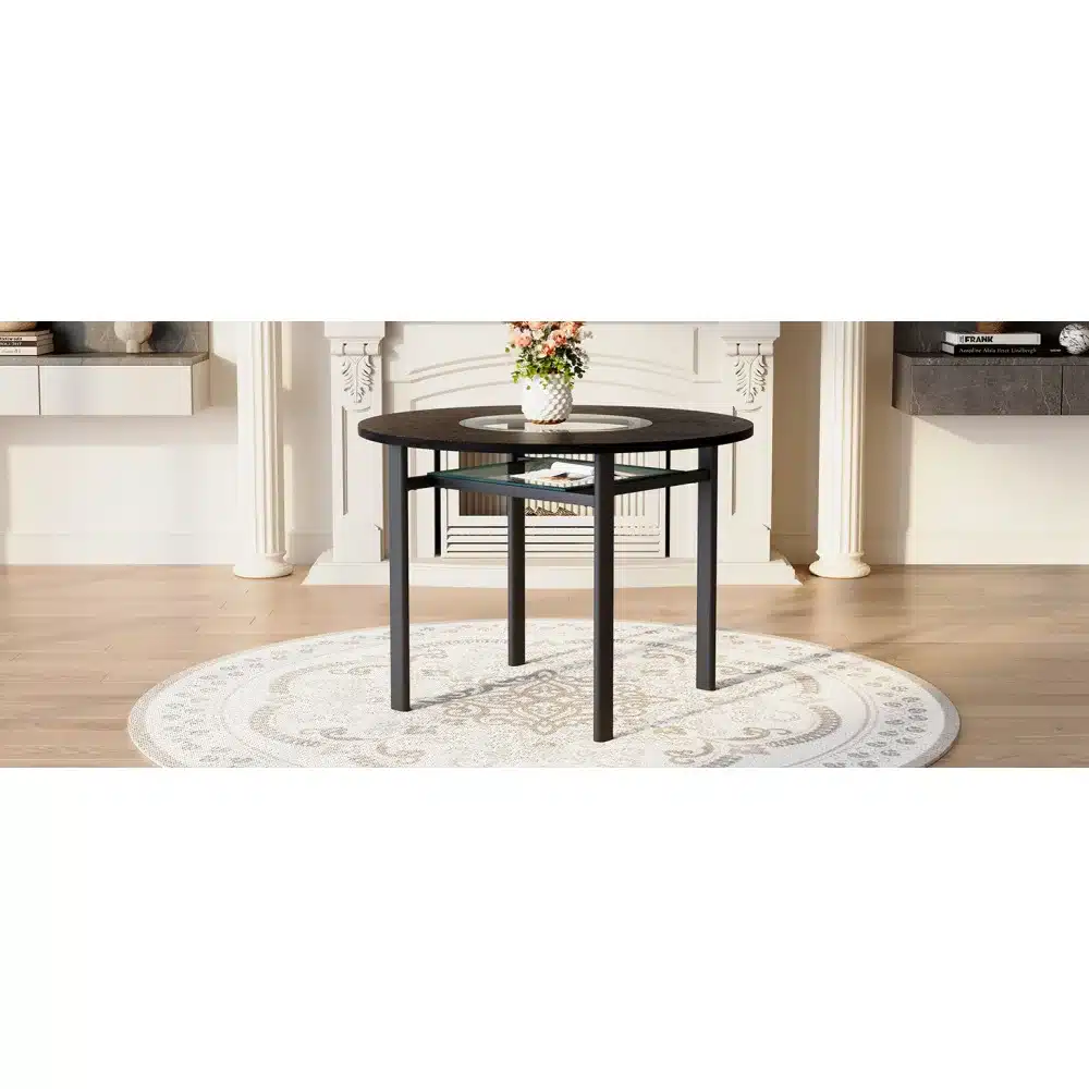 Ümmargune laud puiduspooni ja klaasdetailiga, asetatud stiilses elutoas, valgel mustrilisel vaibal, elegantse kamina ees.