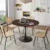 Ümmargune söögilaud tammepuidu imitatsiooniga 120 cm | E-pood Tootemaailm Stiilne ümmargune söögilaud tammepuidu imitatsiooniga, läbimõõduga 120 cm, millel on tumedast puidust viisakas viimistlus ja must metalljalg. Laud on paigutatud valgusküllasesse söögituppa koos nelja punutud tooliga, loomulikult sisustatud interjööris.
