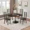 Ümmargune söögilaud tammepuidu imitatsiooniga 120 cm | E-pood Tootemaailm Köögis on ümmargune söögilaud tammepuidu imitatsiooniga, läbimõõduga 120 cm. Laua ümber on neli musta tooli vaipkatte taustal, päevavalguses valge seinaga toas.