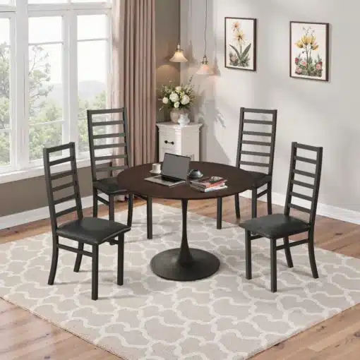 Ümmargune söögilaud tammepuidu imitatsiooniga 120 cm | E-pood Tootemaailm Köögis on ümmargune söögilaud tammepuidu imitatsiooniga, läbimõõduga 120 cm. Laua ümber on neli musta tooli vaipkatte taustal, päevavalguses valge seinaga toas.
