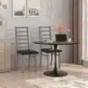 Ümmargune söögilaud tammepuidu imitatsiooniga 120 cm | E-pood Tootemaailm Kaunis ümmargune söögilaud tammepuidu imitatsiooniga, mille läbimõõt on 120 cm, paikneb ruumis koos kahe tooliga. Laua must jalg ja hele puidu imitatsioon kombineerivad mugavuse ja stiili. Taustal on heledad seinad ja aken, läbipaistev kardin lisab ruumikust.