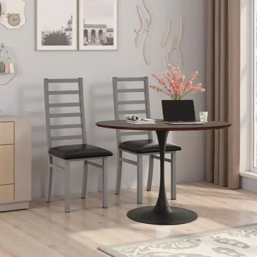 Ümmargune söögilaud tammepuidu imitatsiooniga 120 cm | E-pood Tootemaailm Kaunis ümmargune söögilaud tammepuidu imitatsiooniga, mille läbimõõt on 120 cm, paikneb ruumis koos kahe tooliga. Laua must jalg ja hele puidu imitatsioon kombineerivad mugavuse ja stiili. Taustal on heledad seinad ja aken, läbipaistev kardin lisab ruumikust.