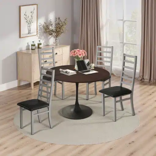Ümmargune söögilaud tammepuidu imitatsiooniga 120 cm | E-pood Tootemaailm Stiilne ümmargune söögilaud 120 cm, tammepuidu imitatsiooniga, paigutatud heledale puidust põrandale avaras elutoas. Laua ümber asuvad neli modernse disainiga halli tooli mustade istmetega. Taustal on suur aken ja hele kardin, mis annab ruumile avarust ja valgust.