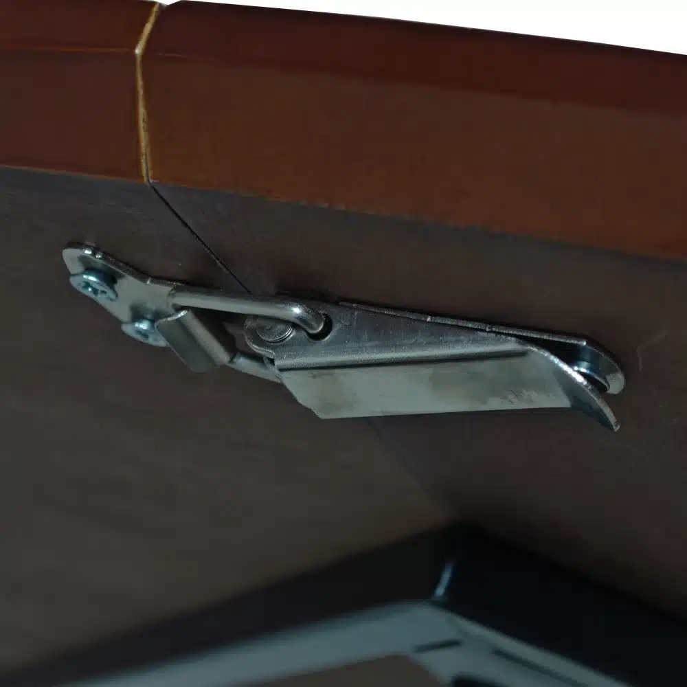 Ümmargune söögilaud tammepuidu imitatsiooniga 120 cm, millel on detailne vaade metallist tugevale kinnitusele lauaplaadi all. Tume puit-laminaadi imitatsioon koos vastupidava metallehistööga tagab lauaplaatide stabiilsuse.