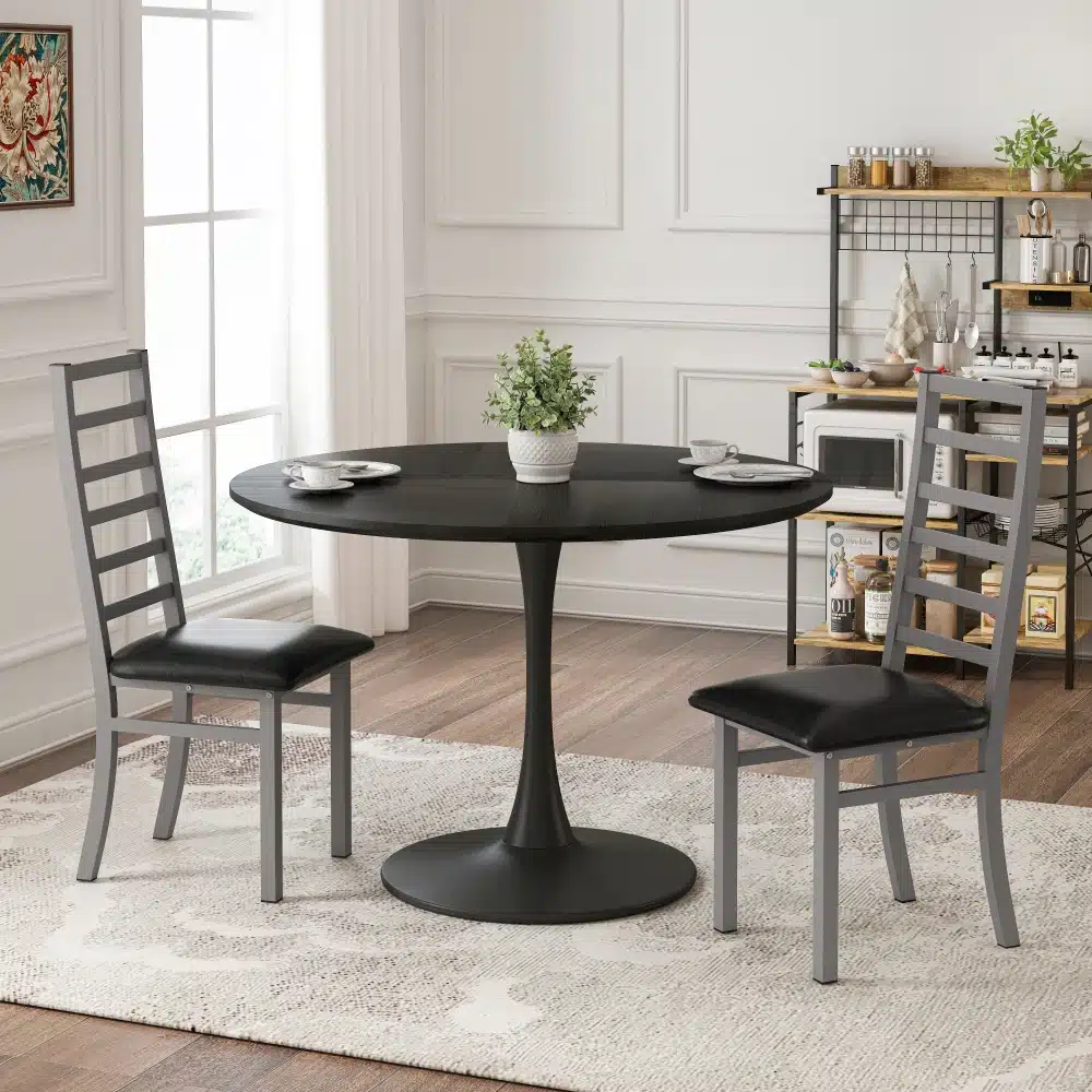Kaunis ümmargune söögilaud tammepuidu imitatsiooniga, läbimõõduga 120 cm, asetatud valgusküllasesse söögituppa. Lauda ümbritsevad elegantsed mustade istmetega toolid, laud on kaunistatud stiilse valge lauavaasiga.