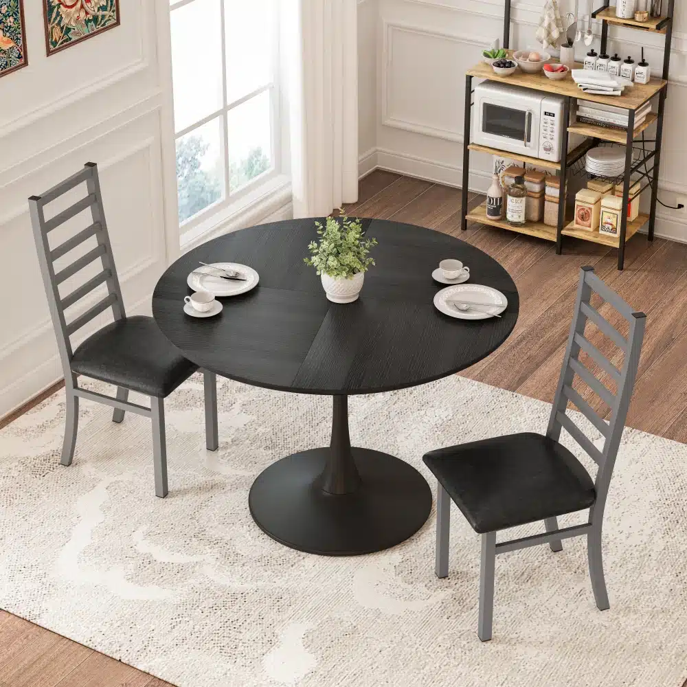 Elegantne ümmargune söögilaud 120 cm koos tammepuidu imitatsiooniga, mis on asetatud hele vaip vaatega, ümbritsetud kahe halli tooliga valgusküllases toas.