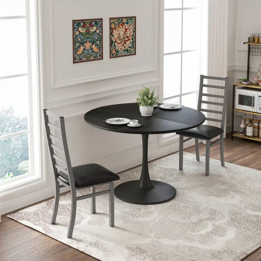 Ümmargune söögilaud tammepuidu imitatsiooniga 120 cm, mustal alusel, elegantsete toolidega modernses söögitoas, hele vaip ja valged seinad taustal.