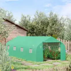 Suur roheline kasvuhoone PE kattega, mõõtmetega 6x3x2 m, seisab ilusal päikesepaistelisel aial, ümbritsetud rohelise muruga ja taimedega, taustal puidust kuur ja puid.