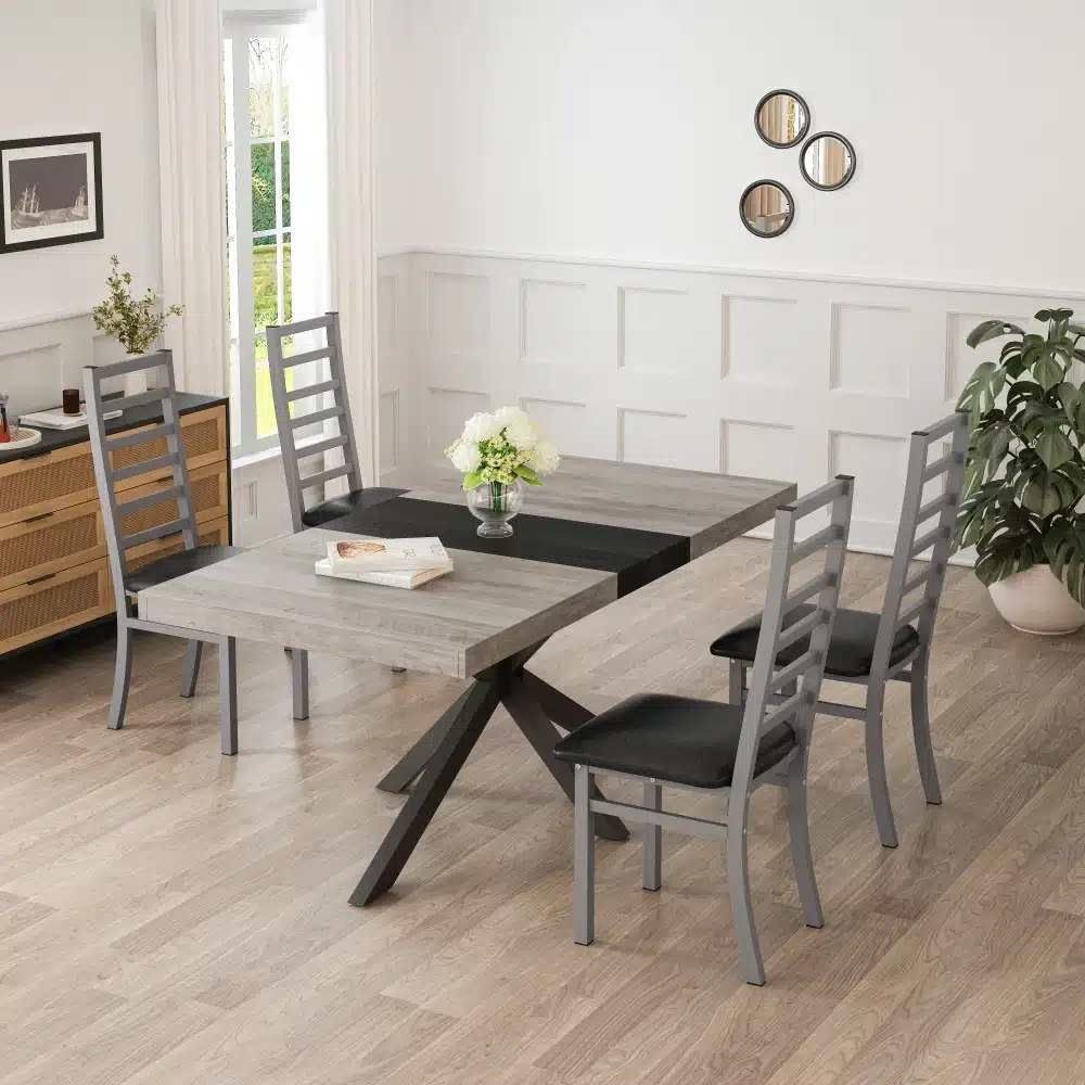 Kaunis söögituba ümmarguse tammepuidu imitatsiooniga söögilauaga 120 cm. Laua ümber modernsed hallid toolid ja taustal heledad seinad.