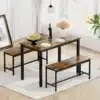 Söögilauad pinkidega 110x60x75cm | E-pood Tootemaailm Kaasaegne söögilaud mustade jalgadega ja kahe puidust pingiga, mõõtmetega 110x60x75cm, asetatud heleda vaiba peale valgusküllases söögitoas.