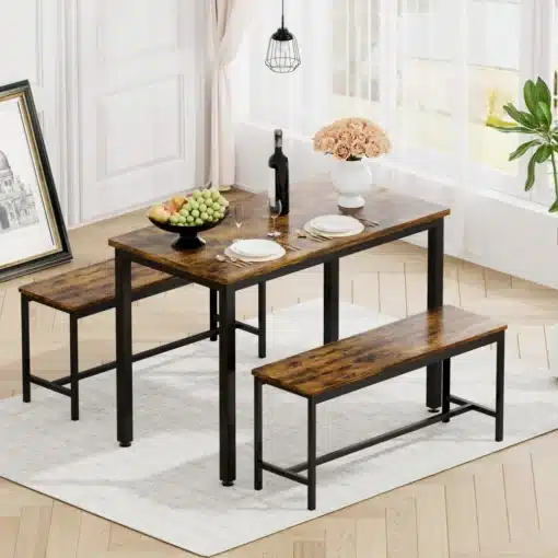 Söögilauad pinkidega 110x60x75cm | E-pood Tootemaailm Kaasaegne söögilaud mustade jalgadega ja kahe puidust pingiga, mõõtmetega 110x60x75cm, asetatud heleda vaiba peale valgusküllases söögitoas.