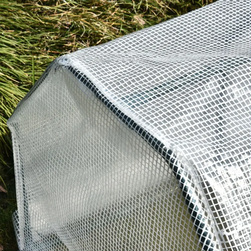 Kasvuhoone UV-kaitsega plastist, lukuga, 99x71x60 cm, millel on valge võrgumuster ja rohelised taimed taustal.