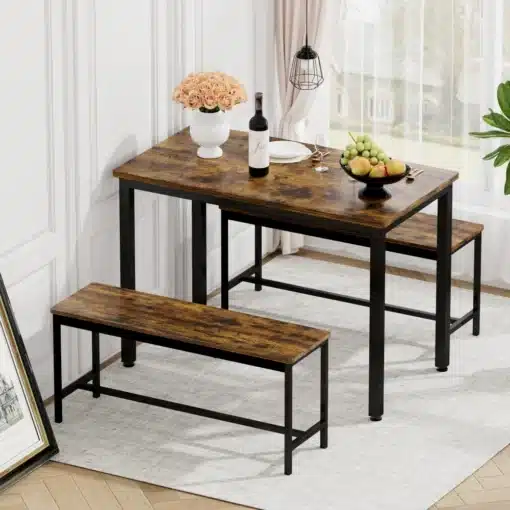 Söögilauad pinkidega 110x60x75cm | E-pood Tootemaailm Kaks puidust söögilauda ja pinki metallraamiga, asetatud heledale vaibale valge seinaga toas. Laual on valge lillevaas, pudel veini ja puuviljad.