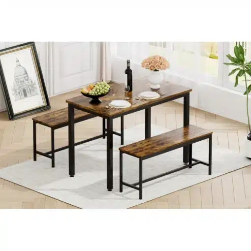 Söögilauad pinkidega 110x60x75cm | E-pood Tootemaailm Puitpindadega söögilaud koos kahe pinkiga, mõõtudega 110x60x75cm, asetseb heledal vaibal stiilses ja valges interjööris. Laual on asetatud viinamarja- ja õunavaagen ning valge vaas roosidega. Taustal on raamitud pildiga sein ning aknast paistab päevavalgus.