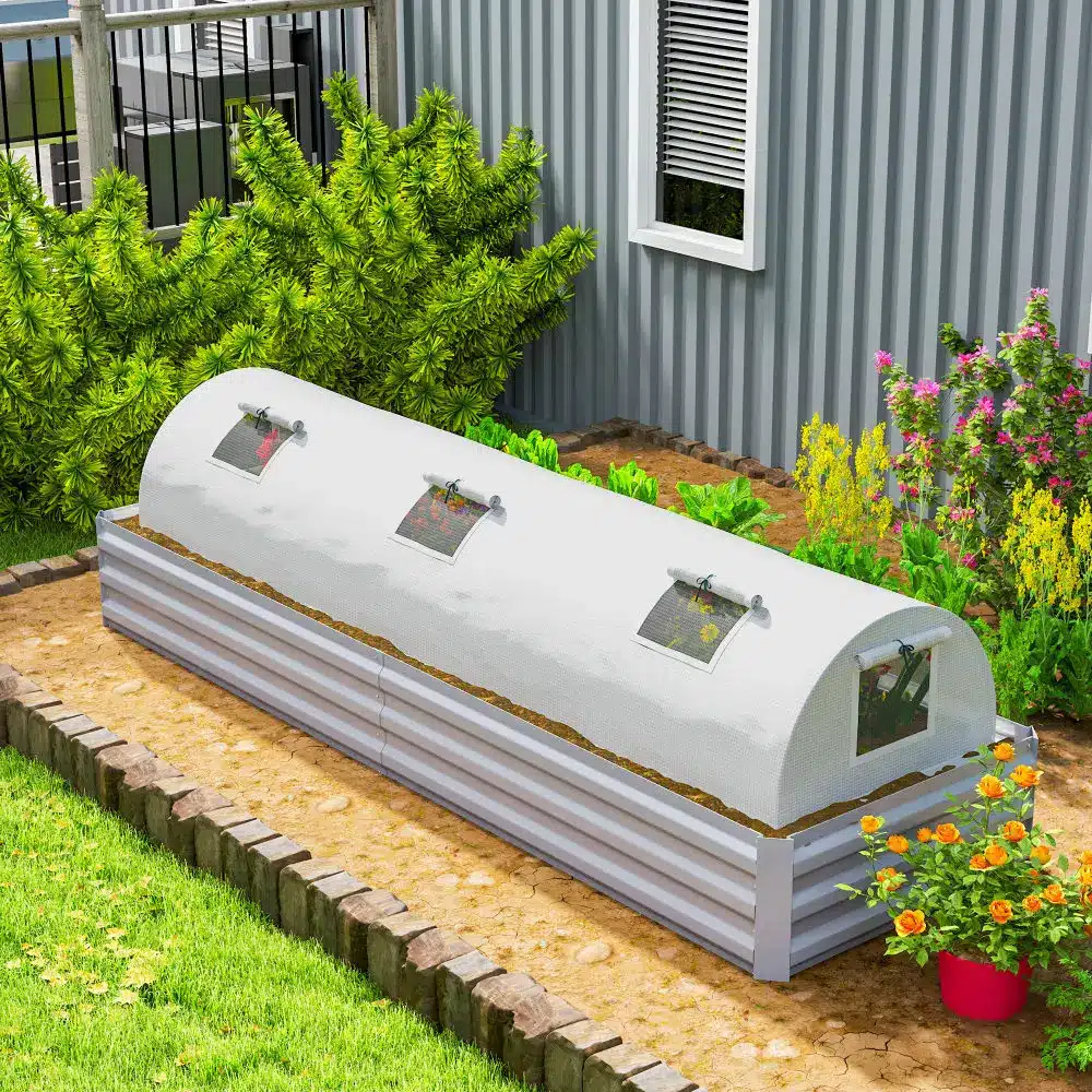 Kasvuhoone minitunnel UV-kaitsega, 4 aknaga, 300x80x45 cm, asub rohelisel taustal, metallraamiga ja valge kattega, aiataustal lillede kõrval.