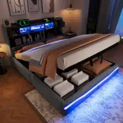 Pesukastiga voodi LED-valgustusega 160x200 USB-C-ga avatud pesukastiga; voodi on paigutatud elegantse sisekujundusega magamistoa keskele, valgustatud siniste LED-tuledega, esiplaanil puidust põrand ja dekoratiivne vaip.