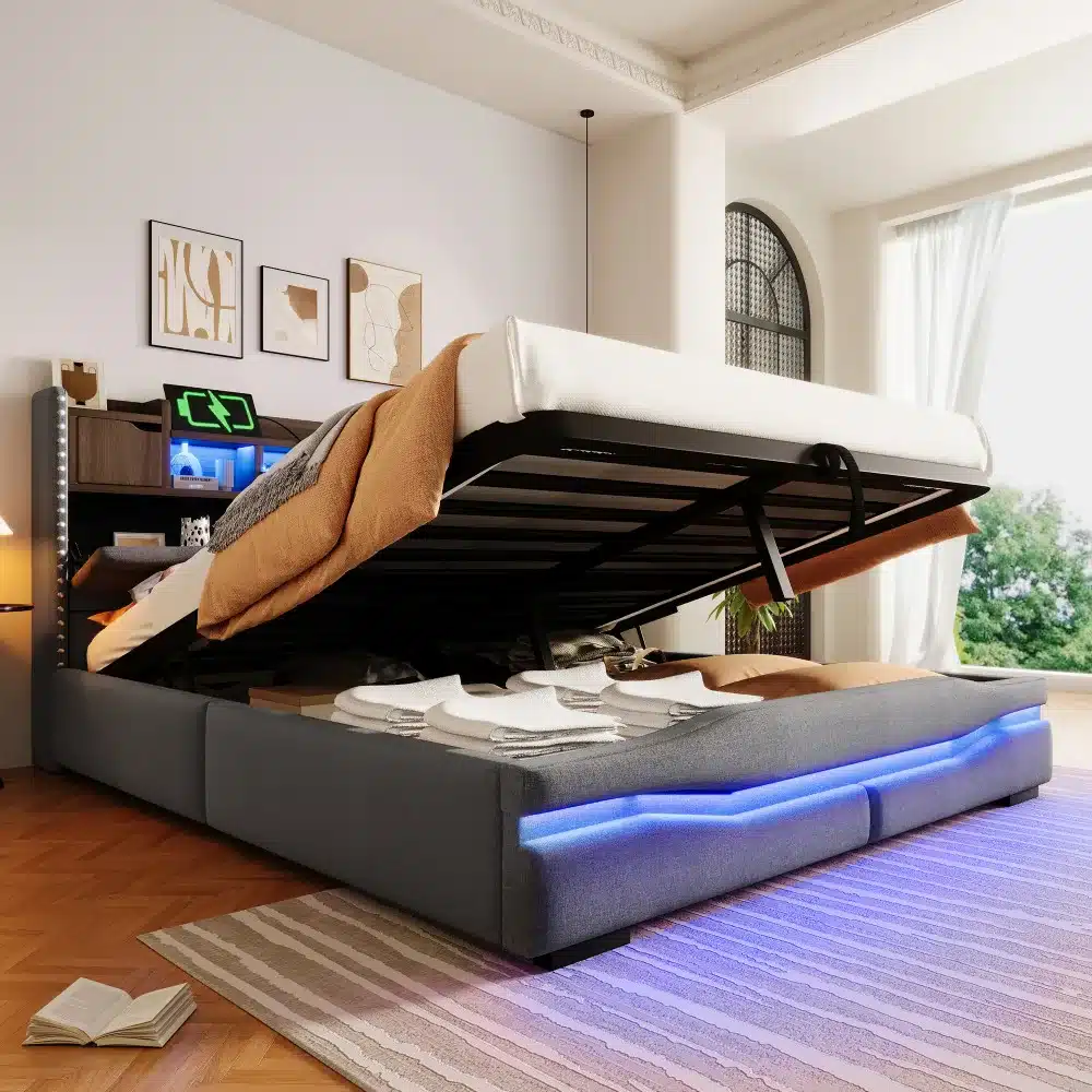 Pesukastiga voodi LED-valgustusega 160x200 USB-C-ga heledas magamistoas, tõstetud madratsiga, paljastades ruumika panipaiga. Hall kangas, puidust põrand, taustal loodusvaade.