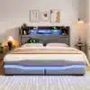 Pesukastiga voodi LED-valgustusega 160x200 USB-C-ga | E-pood Tootemaailm Pesukastiga voodi LED-valgustusega 160x200 USB-C-ga, halli värvi kaasaegse disainiga voodi, mille peas on lisariiulid ning ümbritsetud sinise LED-valgustusega, paikneb elegantse sisekujundusega magamistoas.