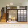Metallist narivoodi sahtlite ja riidepuuga 90x200 cm | E-pood Tootemaailm Metallist narivoodi sahtlite ja riidepuuga 90x200 cm, musta raamiga, puidust astmestikuga, minimalistliku disainiga lastetoas heledal taustal.