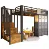 Metallist narivoodi sahtlite ja riidepuuga 90x200 cm | E-pood Tootemaailm Metallist narivoodi sahtlite ja riidepuuga, mõõtmetes 90x200 cm, musta värvi, puidust trepiastmetega, toakeskkonnas vaipade ja mänguasjadega.