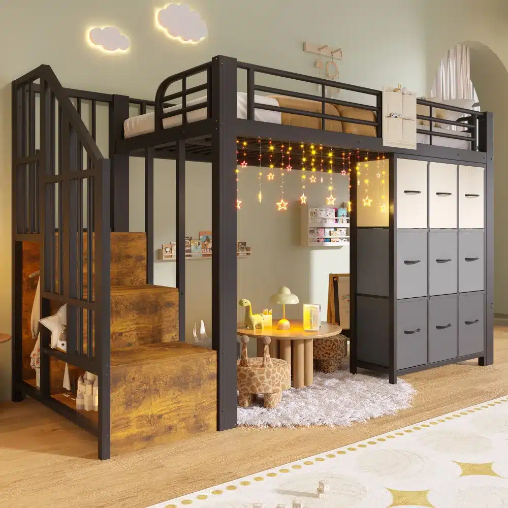 Stiilne metallist narivoodi sahtlite ja riidepuuga 90x200 cm, elegantse musta värviga, mida täiendab puidust astmetega trepp. Taustal valgustatud tähistaevas efekti loovad lambid, mis lisavad hubasust neutraalsetes toonides lastetoa sisekujundusele.