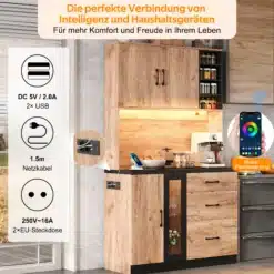 Kõrge köögikapp must LED-valgustuse ja reguleeritavate riiulitega modernses köögikeskkonnas. Kapp on valmistatud naturaalsest puidust viimistlusega, esipaneelil mustad detailid ning LED-riba kaunistamas sisemust. Nutitelefoni abil juhitav LED-valgustus lisab köögile stiili ja praktilisust.