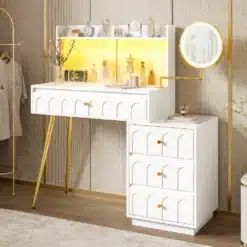 Valge tualettlaud LED peegli ja klaasliugustega, millel on neli sahtlit. Laud on paigutatud elegantse taustaga ruumi, rõhutades modernset ja funktsionaalset disaini.