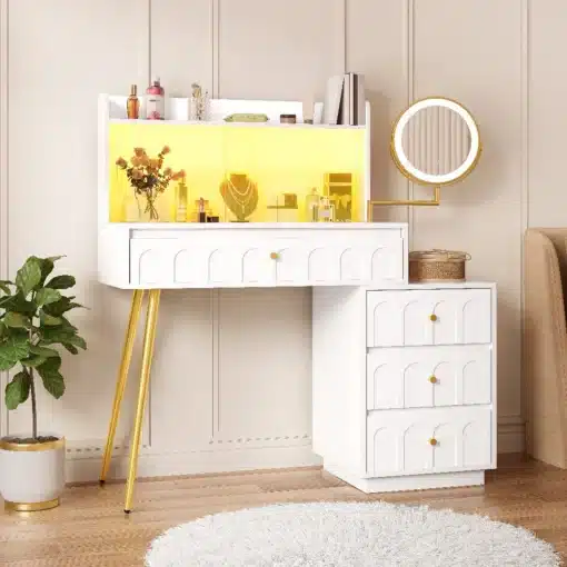 Tualettlaud LED peegli ja klaasliugustega, 4 sahtlit | E-pood Tootemaailm Valge tualettlaud LED peegli ja klaasliugustega, milles on neli sahtlit. Laua pikad kuldsed jalad ja ladusalt korraldatud esemete taust lisavad luksust helepruunile puidust põrandale.