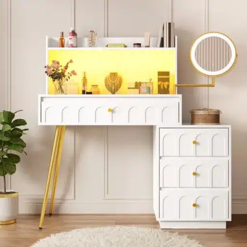 Tualettlaud LED peegli ja klaasliugustega, 4 sahtlit | E-pood Tootemaailm Valge tualettlaud koos LED peegli ja klaasliuguste ning nelja sahtliga. Laud seisab stiilsel kuldsete jalgadega ja on kaunistatud minimalistlike dekorelementidega. Taustaks on heledad seinapaneelid ja pehme vaip põrandal.