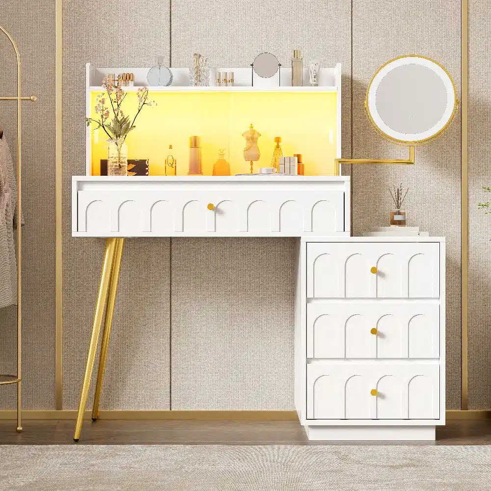 Elegantselt disainitud valge tualettlaud LED peegli ja klaasliugustega sisaldab nelja sahtlit ning asub luksuslikus, tekstuurse seinakattega magamistoas. Elegantne heledusega kohandatav LED valgus täiustab lauaplaadi kreemjas tonaalsust ning kuldsed jalad lisavad luksuslikkust.