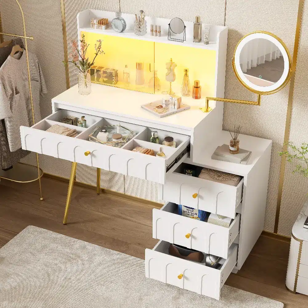 Elegantne valge tualettlaud LED valgustusega peegli ja klaasliugustega, millel on neli avatud sahtlit ja kaasaegne kuldsete detailidega disain heledas toas.