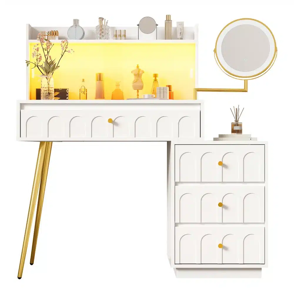Elegantne tualettlaud, millel on LED valgustusega peegel ja klaasliugustega riiulid taustal. Laud on minimalistliku ja moodsa disainiga, valget värvi, koos nelja praktilise sahtliga. Kuldsete detailidega jalad lisavad luksuslikku hõngu.