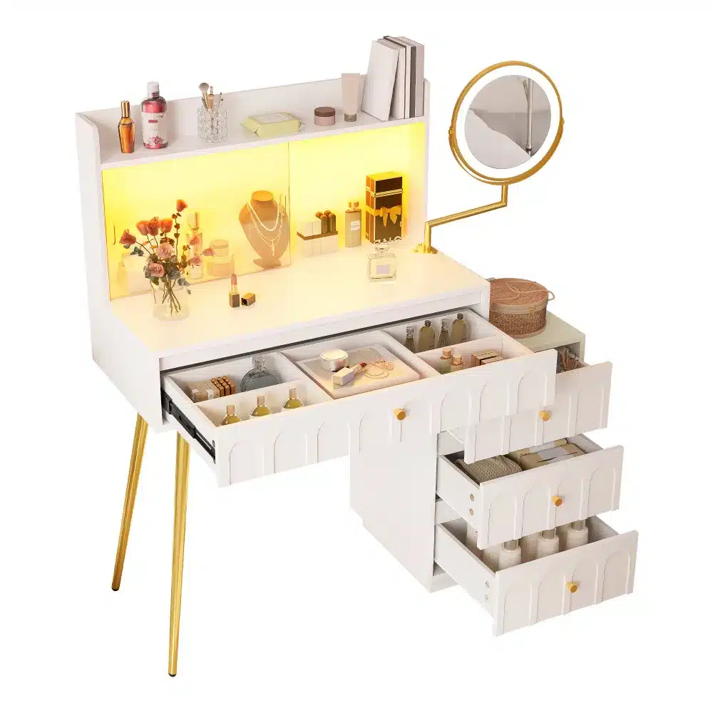 Elegantne tualettlaud LED peegli ja klaasliugustega, valge viimistlusega, kuldsete detailidega ja nelja sahtliga, täidetud ilutoodetega taustal helendava valgusega.