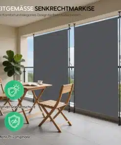 Terrassi vertikaalne markiis antratsiit, käsivändaga 150x270, paigaldatud rõdule. Markiis on antratsiidi värvi ja tagab tõhusa päikesekaitse ning privaatsuse. Kõrval on puidust terrassimööbel ja roheline toataim, taustal avaneb vaade rohelisele maastikule.