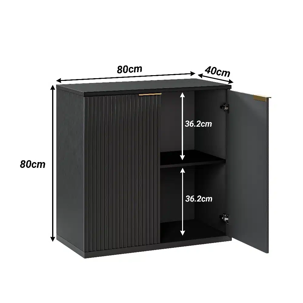 Kapp musta puidu imitatsiooniga, volditud uks, mõõtudega 80x80x40 cm. Kapp on avatud, paljastades kaks riiulit. Elegantne must ja minimalistlik disain sobib ideaalselt elutoa või köögi interjööri.