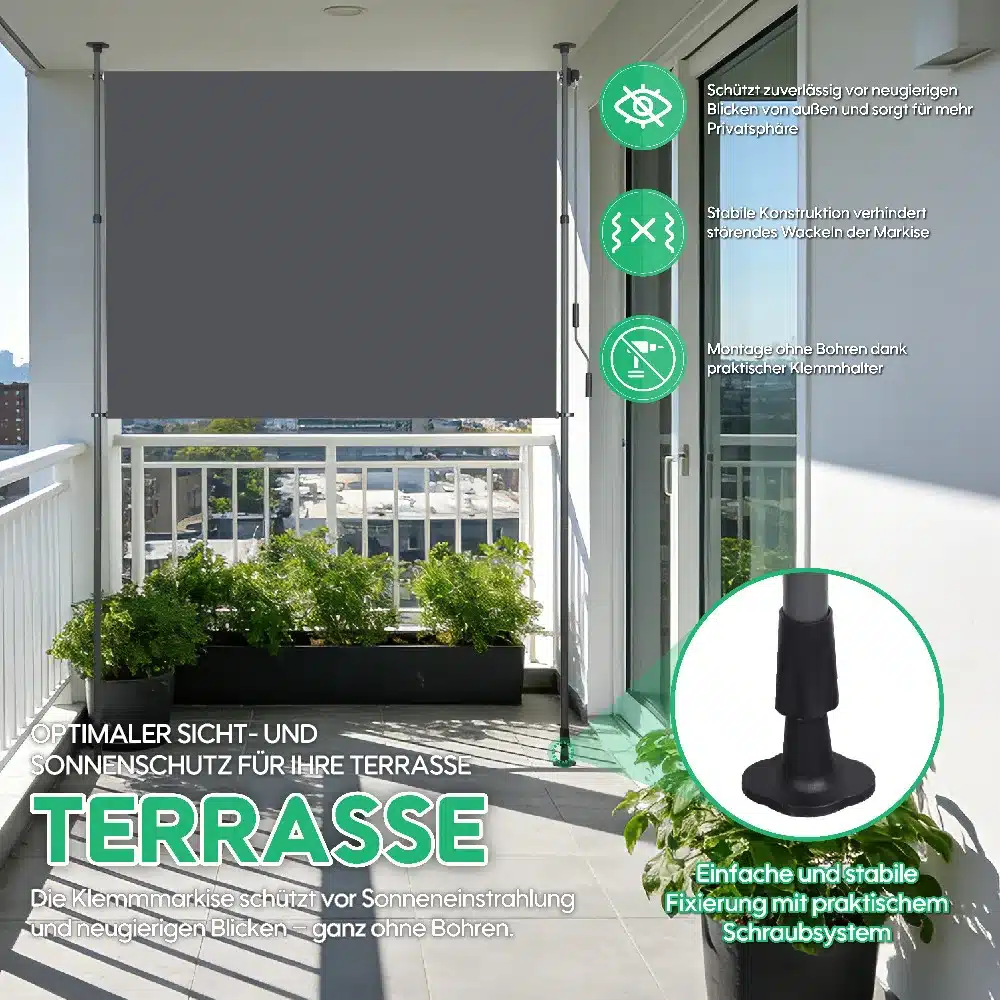 Antratsiiditooni vertikaalne markiis, käsivändaga reguleeritav, paigaldatud terrassile vaatega linnamaastikule, ümbritsetud valgete seinte ja roheliste taimedega.