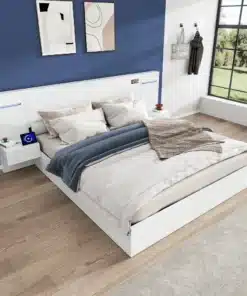 Kaheinimesevoodi kõlaritega, LED valgustus, 180x200, valge täispuidust raamiga ja modernse disainiga. Taga sinine sein, voodi kõrval öökapid, palkpõrand ja suur aken roheluse taustal.