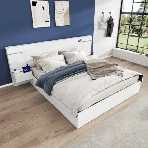 Kaheinimesevoodi kõlaritega, LED valgustus, 180x200, valge täispuidust raamiga ja modernse disainiga. Taga sinine sein, voodi kõrval öökapid, palkpõrand ja suur aken roheluse taustal.