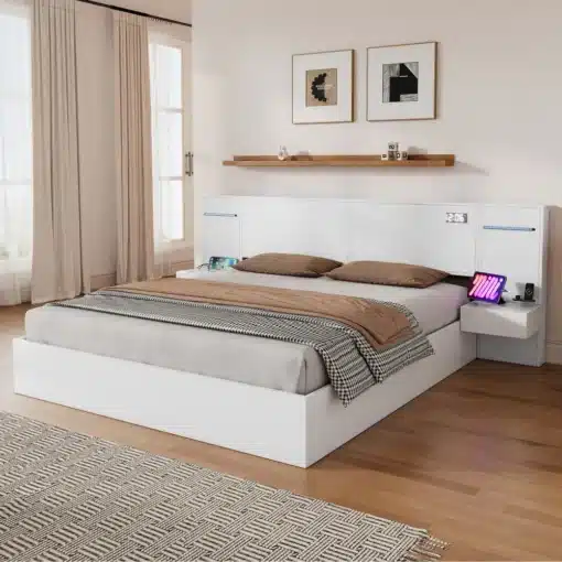 Kaheinimesevoodi kõlaritega, LED valgustus, 180x200. Valge elegantne voodi magamistoas, mille peatsi servades on integreeritud kaasaegsed kõlarid ja LED valgustus. Hubane ja stiilne sisustus heledatel puitpõrandatel ja neutraalsete seinadega taustal.