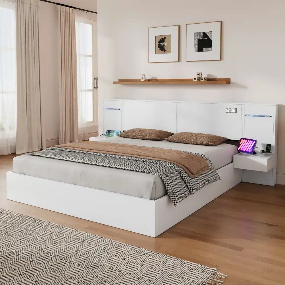 Kaheinimesevoodi kõlarite, öökappide ja LED valgustusega 180x200, valge raam ja voodipeats, pruunid padjad, moodne magamistuba, hele puitpõrand, lihtne sisustus.